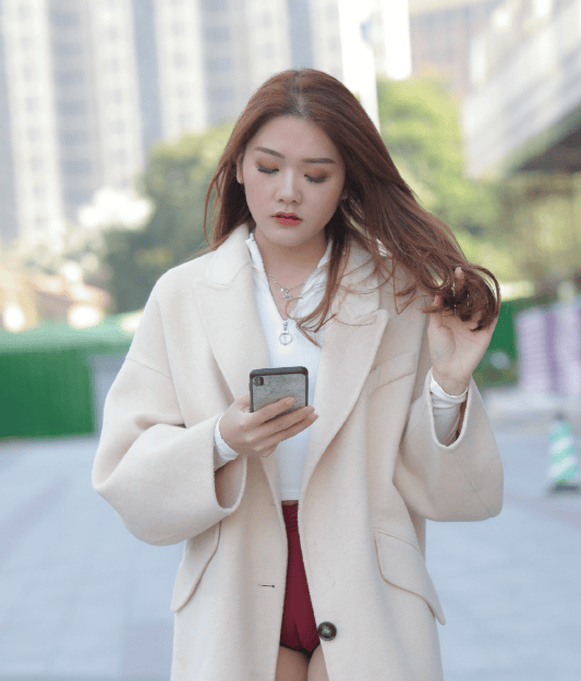 兄弟们,街上小姐姐穿红色短裤打棒球喜欢吗?
